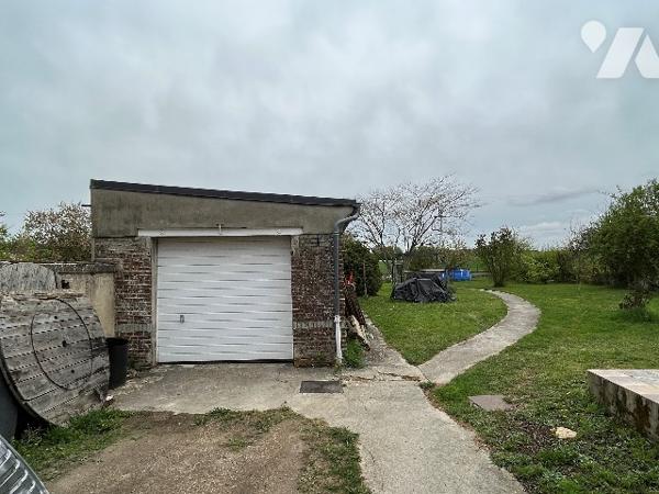 Maison d'habitation comprenant : salon-séjour, cuisine, 4 chambres, 2 salles de bains, jardin garage
