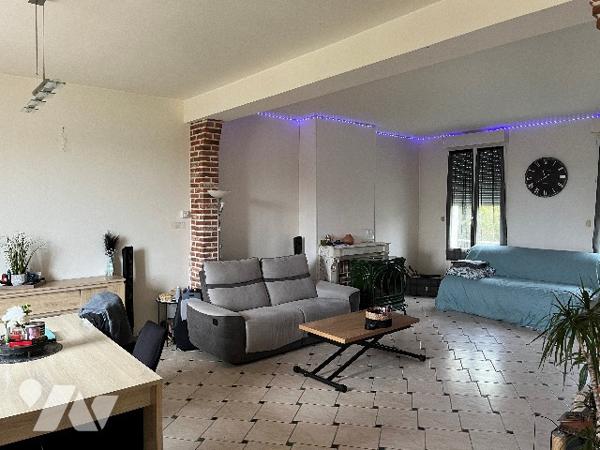 Maison d'habitation comprenant : salon-séjour, cuisine, 4 chambres, 2 salles de bains, jardin garage