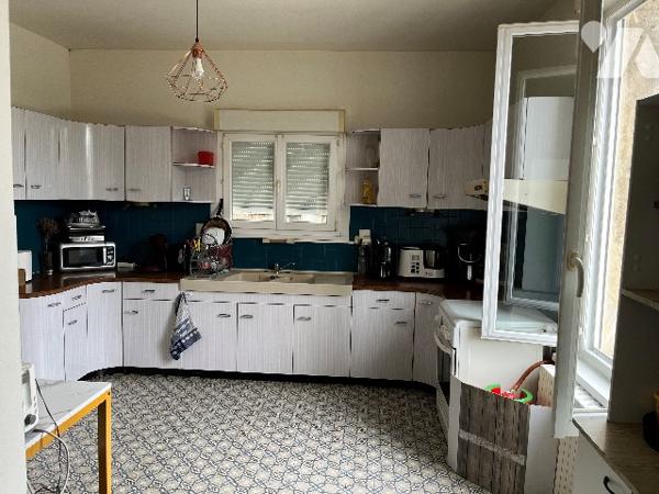 Maison d'habitation comprenant : salon-séjour, cuisine, 4 chambres, 2 salles de bains, jardin garage