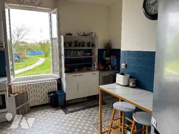 Maison d'habitation comprenant : salon-séjour, cuisine, 4 chambres, 2 salles de bains, jardin garage