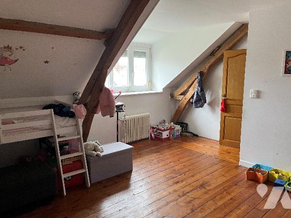 Maison d'habitation comprenant : salon-séjour, cuisine, 4 chambres, 2 salles de bains, jardin garage