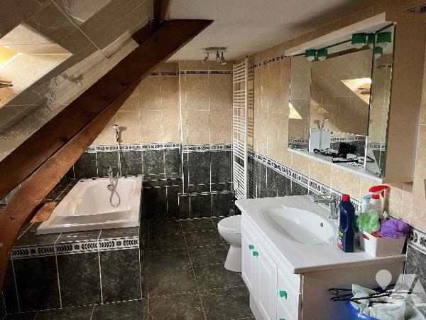 Maison d'habitation comprenant : salon-séjour, cuisine, 4 chambres, 2 salles de bains, jardin garage