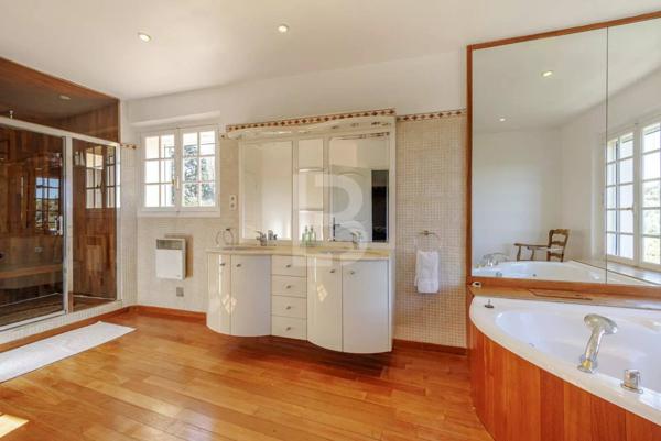 Propriété d'exception avec jardin d'1,6 hectares