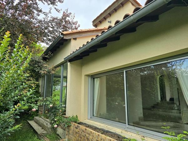 Maison d'architecte avec piscine et deux studios loués