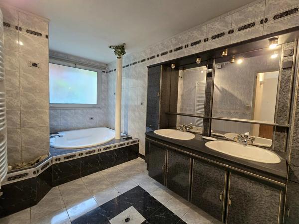 Maison d'architecte avec piscine et deux studios loués