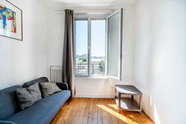 Appartement calme et lumineux, proche métro et commerces.