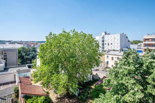 Appartement calme et lumineux, proche métro et commerces.