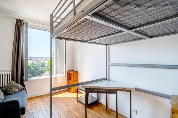 Appartement calme et lumineux, proche métro et commerces.