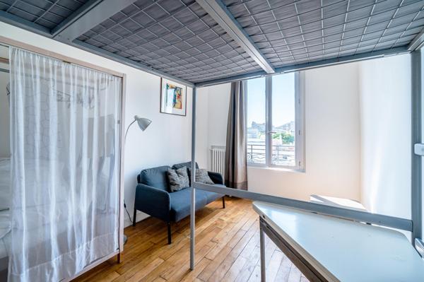 Appartement calme et lumineux, proche métro et commerces.