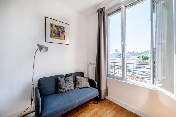 Appartement calme et lumineux, proche métro et commerces.