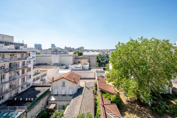 Appartement calme et lumineux, proche métro et commerces.