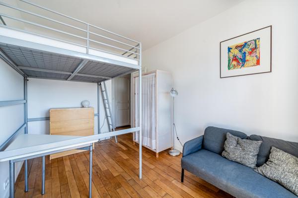 Appartement calme et lumineux, proche métro et commerces.