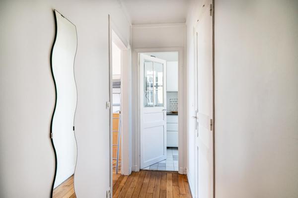 Appartement calme et lumineux, proche métro et commerces.