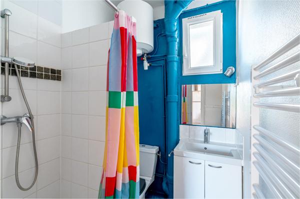Appartement calme et lumineux, proche métro et commerces.