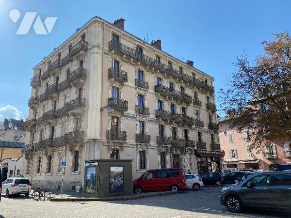 Appartement de 4 pièces au 3ᵉ étage avec ascenseur, en annexes: cave et grenier.