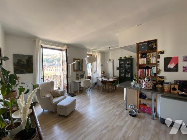 Appartement de 4 pièces au 3ᵉ étage avec ascenseur, en annexes: cave et grenier.