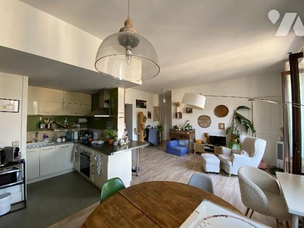 Appartement de 4 pièces au 3ᵉ étage avec ascenseur, en annexes: cave et grenier.
