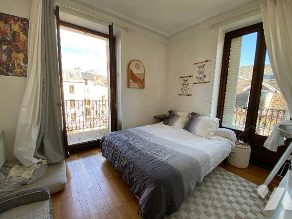 Appartement de 4 pièces au 3ᵉ étage avec ascenseur, en annexes: cave et grenier.