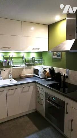 Appartement de 4 pièces au 3ᵉ étage avec ascenseur, en annexes: cave et grenier.