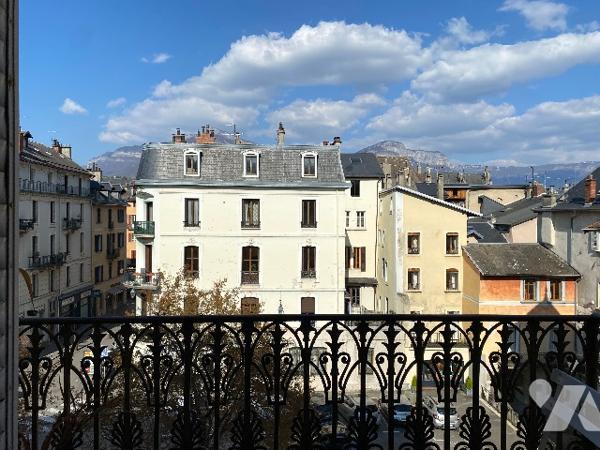 Appartement de 4 pièces au 3ᵉ étage avec ascenseur, en annexes: cave et grenier.