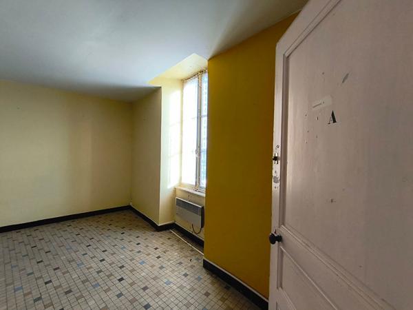 49500 SEGRE EN ANJOU BLEU APPARTEMENT T2 A RENOVER - CENTRE VILLE