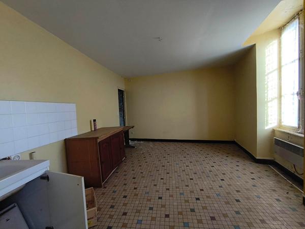 49500 SEGRE EN ANJOU BLEU APPARTEMENT T2 A RENOVER - CENTRE VILLE