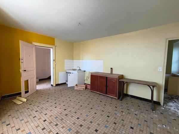 49500 SEGRE EN ANJOU BLEU APPARTEMENT T2 A RENOVER - CENTRE VILLE