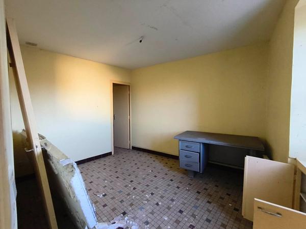 49500 SEGRE EN ANJOU BLEU APPARTEMENT T2 A RENOVER - CENTRE VILLE