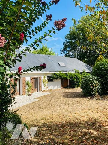 CARQUEFOU, Monceaux. Maison de 158 m² sur un parc de 2064 m² avec piscine. Libre à la vente.