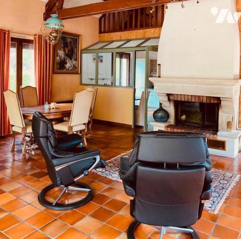 CARQUEFOU, Monceaux. Maison de 158 m² sur un parc de 2064 m² avec piscine. Libre à la vente.