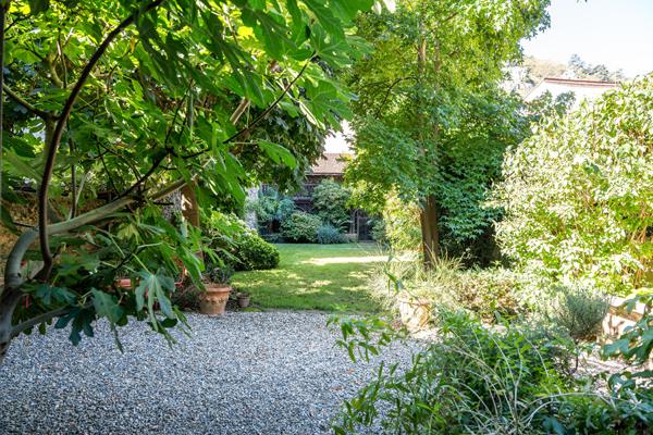 Maison en coeur de ville avec jardin arboré