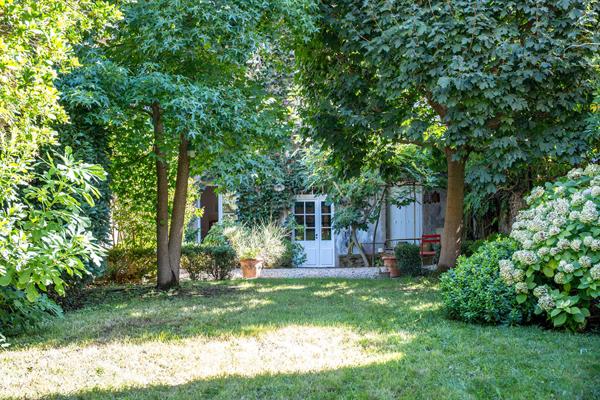 Maison en coeur de ville avec jardin arboré