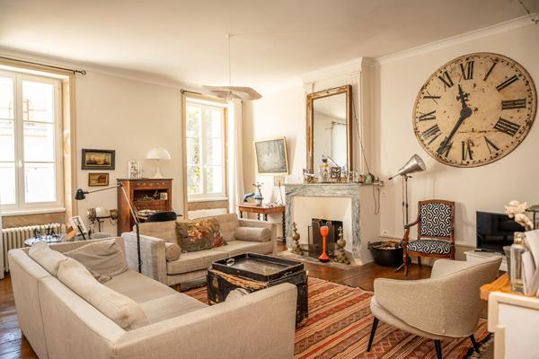 Maison en coeur de ville avec jardin arboré
