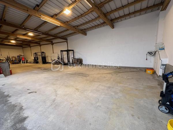 Local de stockage de 201,22 m²