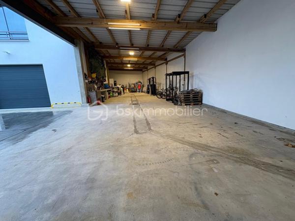 Local de stockage de 201,22 m²
