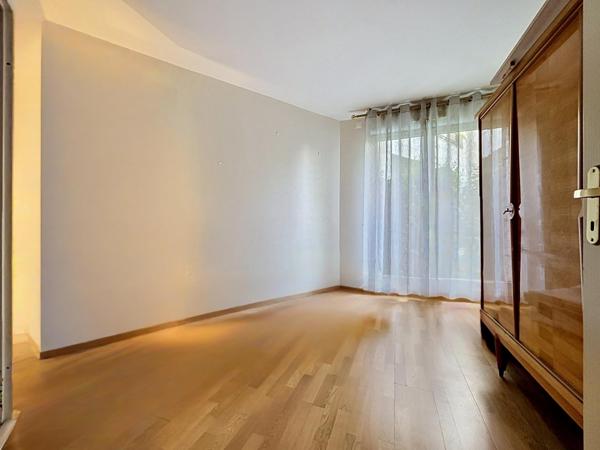 Rez de jardin de 101m2, terrasse, 2 parkings