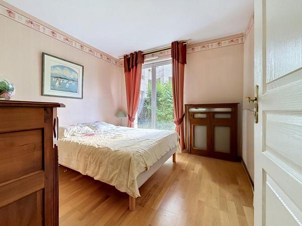 Rez de jardin de 101m2, terrasse, 2 parkings