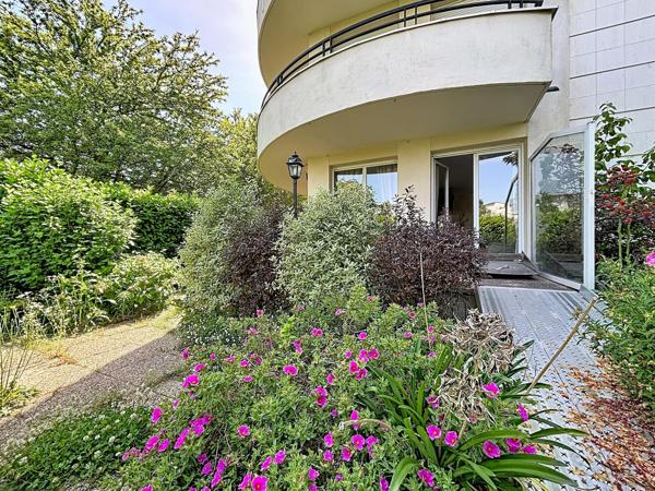 Rez de jardin de 101m2, terrasse, 2 parkings