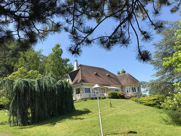 PROPRIETE DE CARACTERE DANS CADRE BUCOLIQUE - PISCINE - VUE  PANORAMIQUE