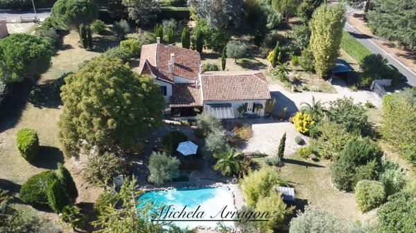 VILLENEUVE-SUR-LOT – PROPRIÉTÉ EN PIERRE AVEC PIGEONNIER, PARC DE PLUS DE 5 600 M² ET PISCINE