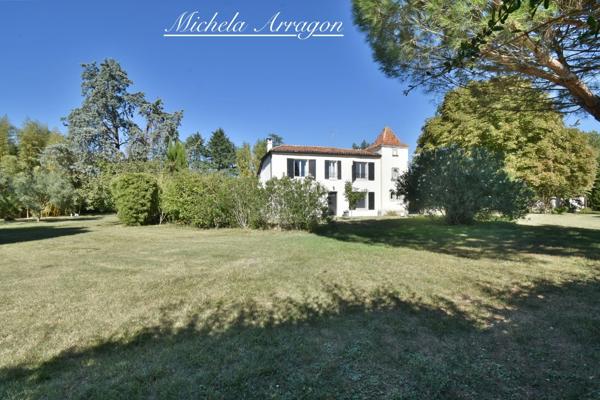 VILLENEUVE-SUR-LOT – PROPRIÉTÉ EN PIERRE AVEC PIGEONNIER, PARC DE PLUS DE 5 600 M² ET PISCINE