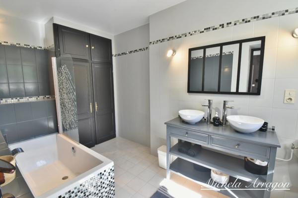 VILLENEUVE-SUR-LOT – PROPRIÉTÉ EN PIERRE AVEC PIGEONNIER, PARC DE PLUS DE 5 600 M² ET PISCINE