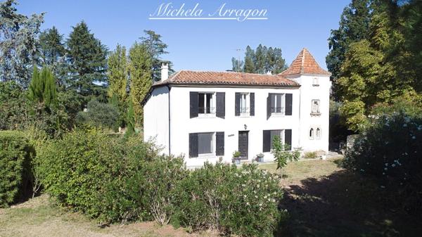 VILLENEUVE-SUR-LOT – PROPRIÉTÉ EN PIERRE AVEC PIGEONNIER, PARC DE PLUS DE 5 600 M² ET PISCINE