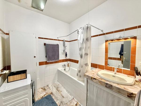 IMMEUBLE AVEC LOCAL COMMERCIAL ET APPARTEMENT
