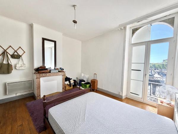 IMMEUBLE AVEC LOCAL COMMERCIAL ET APPARTEMENT