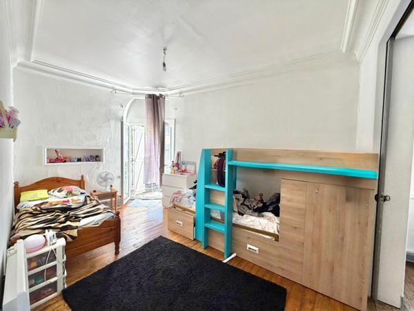 IMMEUBLE AVEC LOCAL COMMERCIAL ET APPARTEMENT