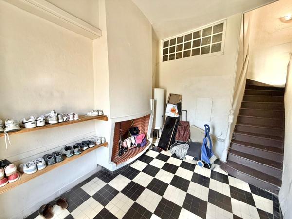 IMMEUBLE AVEC LOCAL COMMERCIAL ET APPARTEMENT