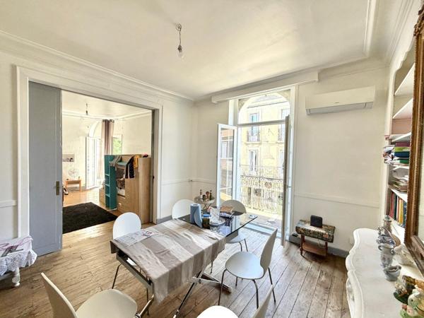 IMMEUBLE AVEC LOCAL COMMERCIAL ET APPARTEMENT