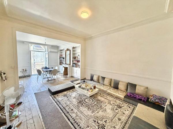 IMMEUBLE AVEC LOCAL COMMERCIAL ET APPARTEMENT