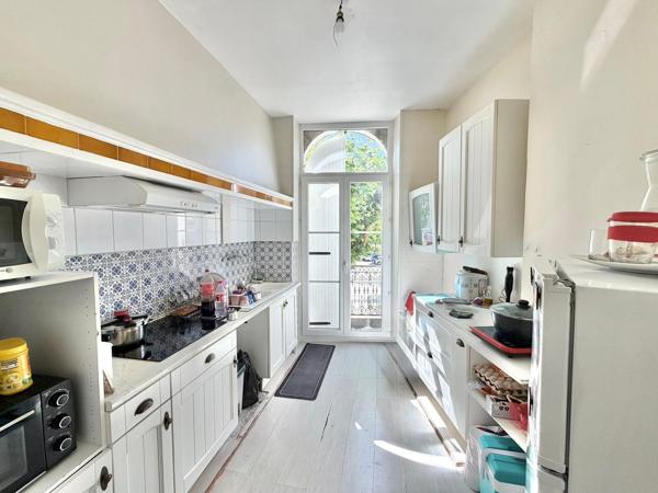 IMMEUBLE AVEC LOCAL COMMERCIAL ET APPARTEMENT